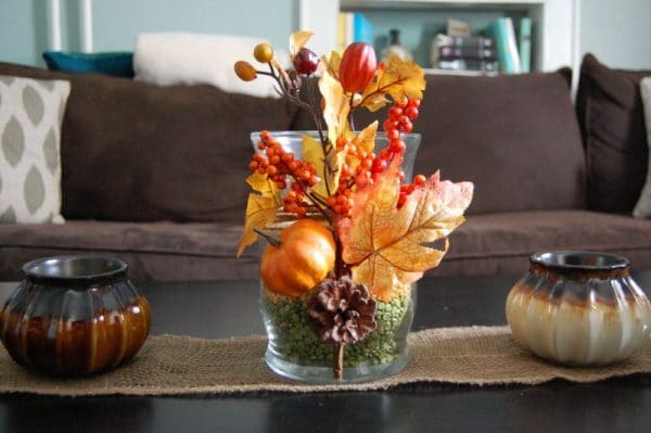 Decorar un jarrón con hojas de otoño.